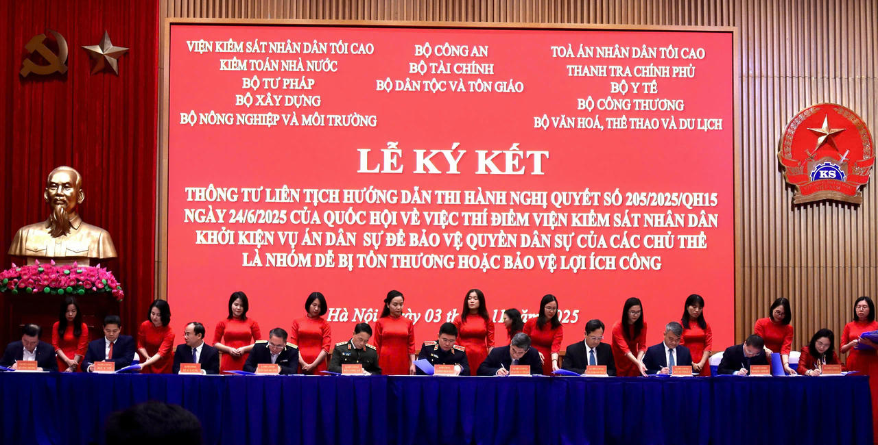 Lễ Ký kết Thông tư liên tịch hướng dẫn thi hành Nghị quyết số 205 của Quốc hội. Ảnh: CTV.