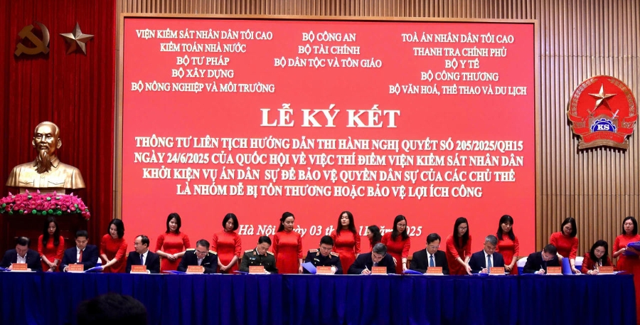 Lễ Ký kết Thông tư liên tịch hướng dẫn thi hành Nghị quyết số 205 của Quốc hội. Ảnh: CTV.