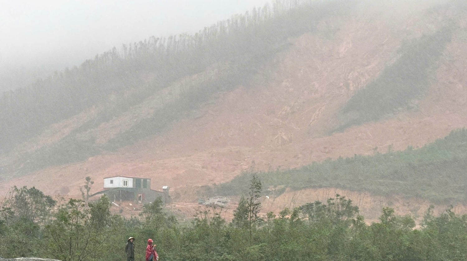 Hiện lực lượng chức năng đã tiến hành phong tỏa khu vực gần với hiện trường, không cho người dân đi vào vùng sạt lở.