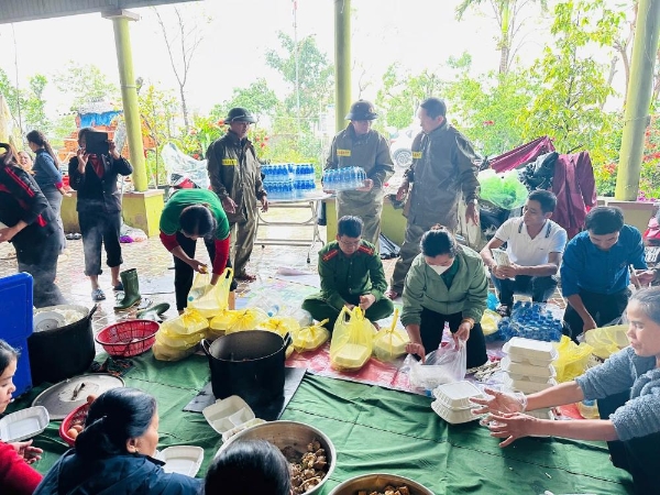 Trong ngày 3/11, Công an xã Cẩm Xuyên đã phối hợp với Ủy ban Mặt trận Tổ quốc xã, các đoàn thể tổ chức chương trình nấu cơm, hỗ trợ bà con vùng lũ tại hai xã Cẩm Bình và Cẩm Duệ.