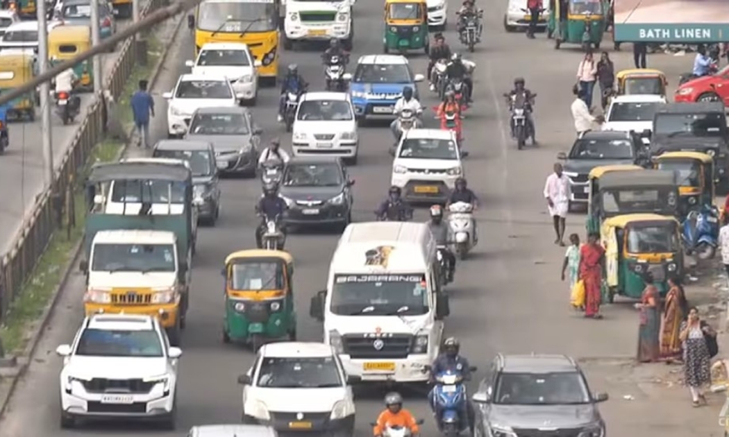 Giao thông di chuyển chậm chạp trong giờ cao điểm tại thủ phủ công nghệ Bengaluru của Ấn Độ. (Nguồn ảnh: CNA)