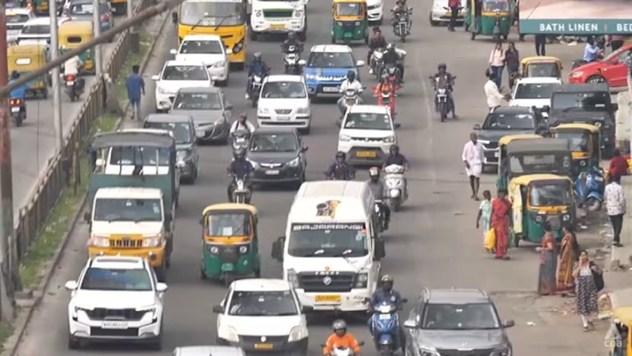 Giao thông di chuyển chậm chạp trong giờ cao điểm tại thủ phủ công nghệ Bengaluru của Ấn Độ. (Nguồn ảnh: CNA)