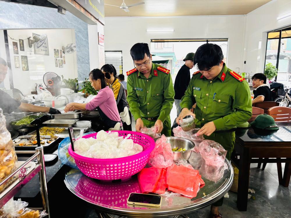 Sau khi hoàn tất khâu nấu nướng, các suất cơm được chia thành từng phần cẩn thận, gồm cơm trắng, đồ xào, thịt kho, rau luộc và nước uống, bảo đảm vệ sinh, đủ dinh dưỡng. Các tổ công tác của Công an xã Cẩm Xuyên cùng lực lượng đoàn thể đã trực tiếp mang những phần cơm ấm nóng đến tận tay người dân tại các thôn bị cô lập, vùng ngập sâu thuộc xã Cẩm Bình và Cẩm Duệ.