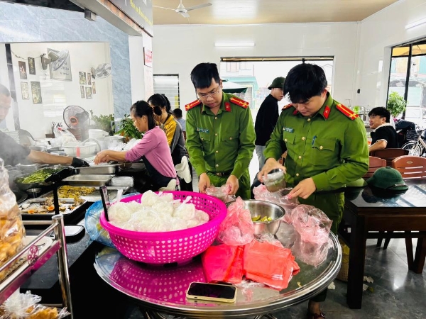 Sau khi hoàn tất khâu nấu nướng, các suất cơm được chia thành từng phần cẩn thận, gồm cơm trắng, đồ xào, thịt kho, rau luộc và nước uống, bảo đảm vệ sinh, đủ dinh dưỡng. Các tổ công tác của Công an xã Cẩm Xuyên cùng lực lượng đoàn thể đã trực tiếp mang những phần cơm ấm nóng đến tận tay người dân tại các thôn bị cô lập, vùng ngập sâu thuộc xã Cẩm Bình và Cẩm Duệ.