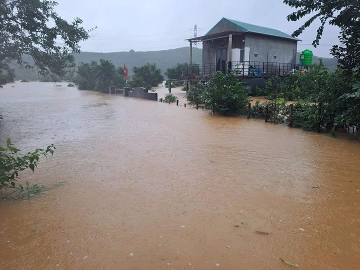 Mưa lớn khiến nhiều nhà dân ở vùng thấp bị cô lập hoàn toàn