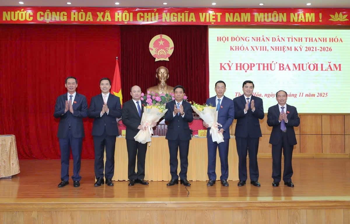 Lãnh đạo tỉnh Thanh Hoá tặng hoa chúc mừng ông Lê Quang Hùng và ông Cao Văn Cường vừa được HĐND tỉnh bầu giữ chức Phó Chủ tịch UBND tỉnh, nhiệm kỳ 2021-2026.