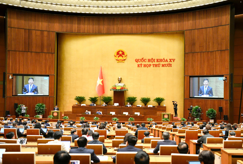 Bộ trưởng Nguyễn Hồng Diên báo cáo Dự án Luật Thương mại điện tử tại Quốc hội.