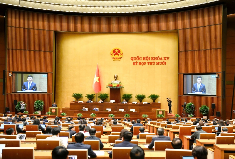 Bộ trưởng Nguyễn Hồng Diên báo cáo&nbsp;Dự án Luật Thương mại điện tử tại Quốc hội.