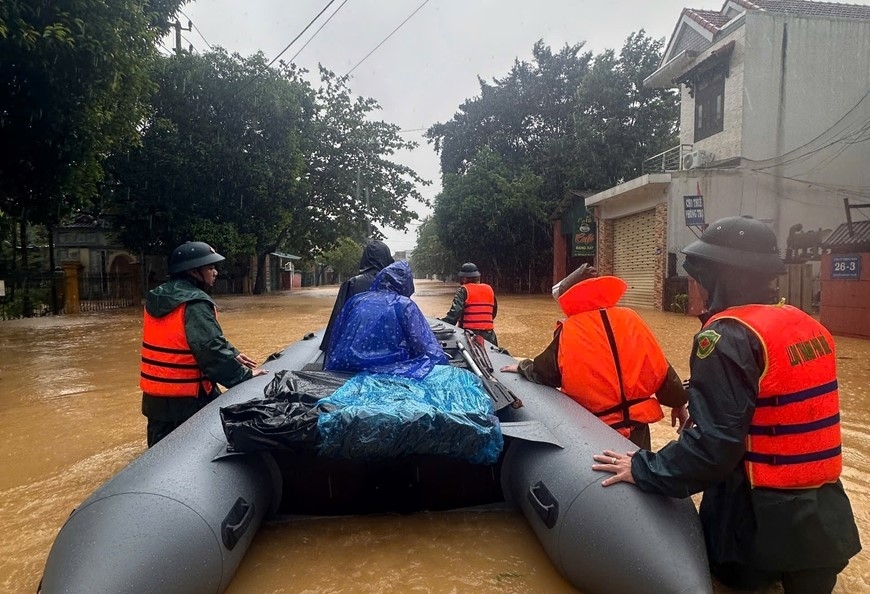 Người dân Huế chống chọi với đợt mưa lũ lịch sử