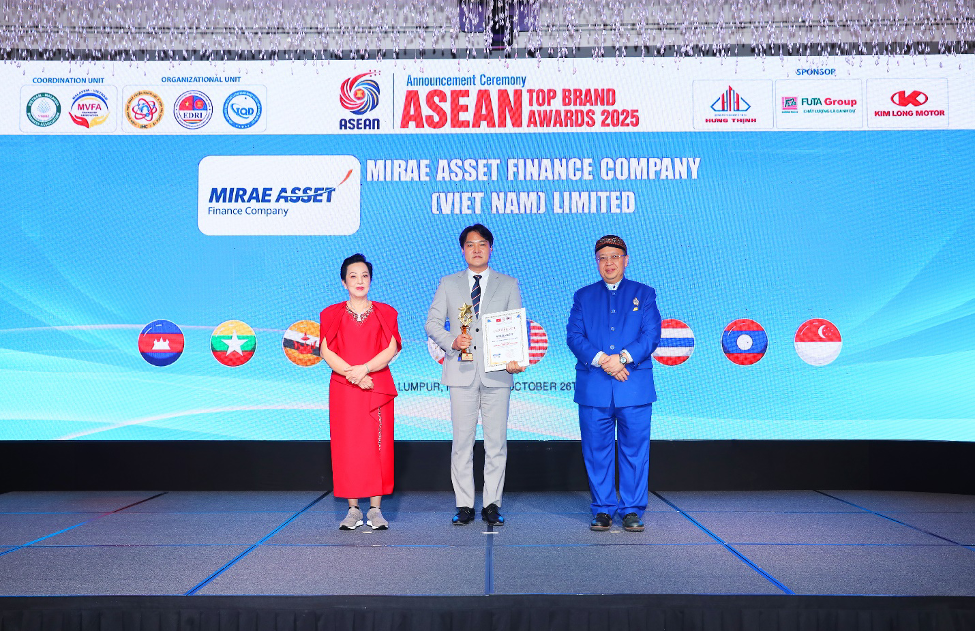 Mr. Lee Yun Hyoung, General Director of Mirae Asset Finance Company (Vietnam), receives the award