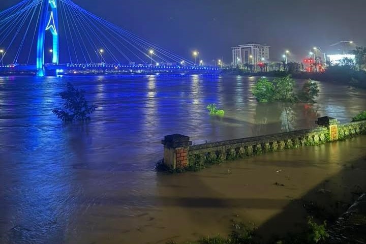 Mực nước trên sông Hiếu dâng cao sát mép bờ trong tối ngày 3/11