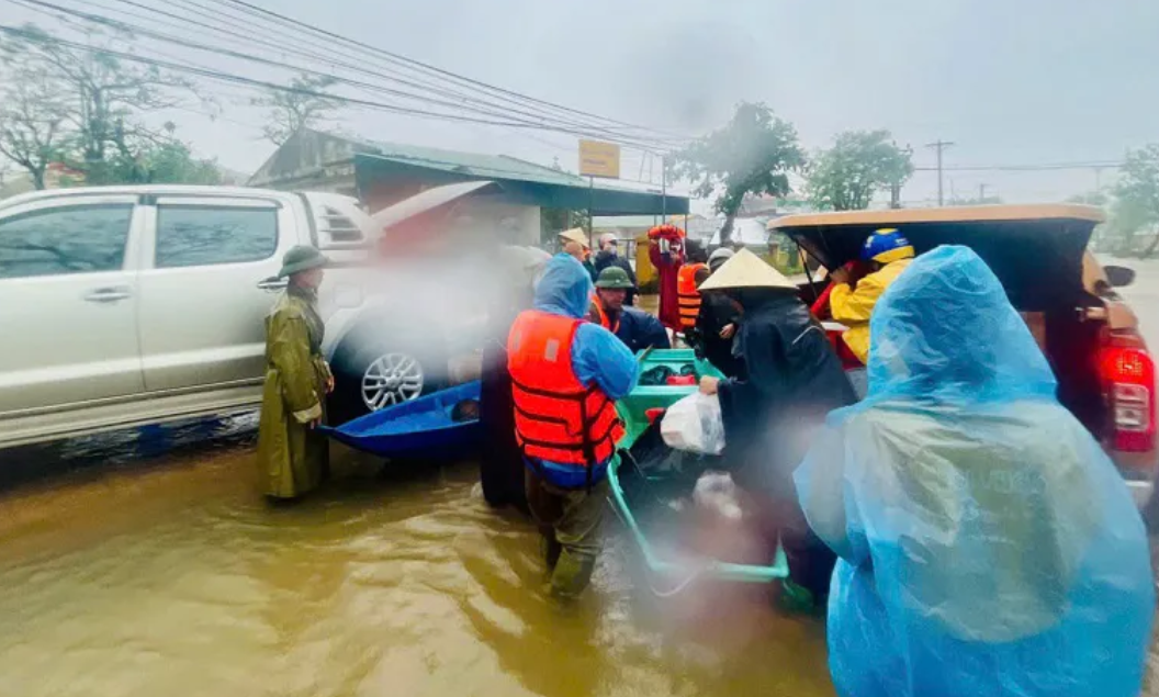 Tại các xã bị ngập lụt sâu, giao thông chia cắt, các cơ quan, đơn vị và một số tổ chức thiện nguyện đã tiếp cận hiện trường để cứu trợ cơm, nước uống cho người dân, góp phần chia sẻ khó khăn, động viên mọi người vượt qua lũ dữ.