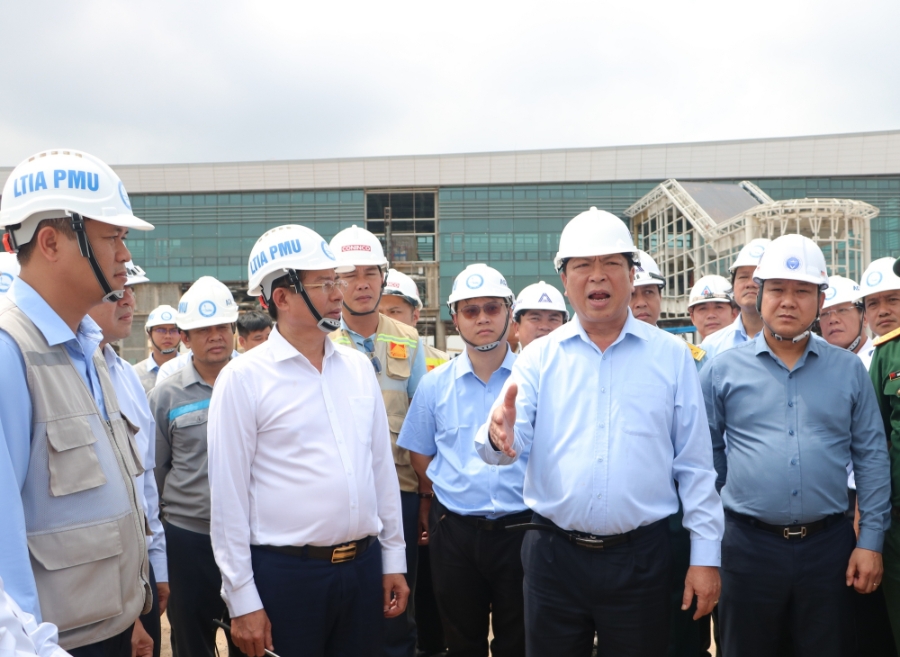 Bộ trưởng Bộ Xây dựng Trần Hồng Minh chỉ đạo tại công trường thi công Cảng HKQT Long Thành. Ảnh: Báo Xây dựng