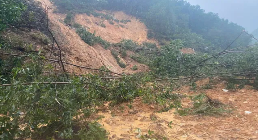 Sạt lở tại quốc lộ 9C, khu vực Làng Ho