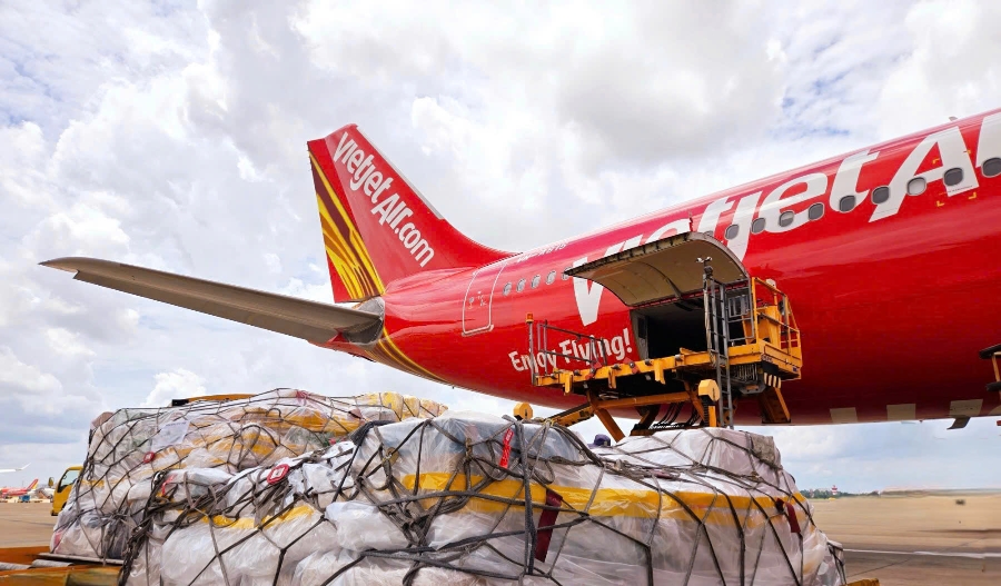 Nhiều tấn hàng của người dân cả nước được Vietjet nhanh chóng vận chuyển đến với đồng bào vùng bão lũ. 