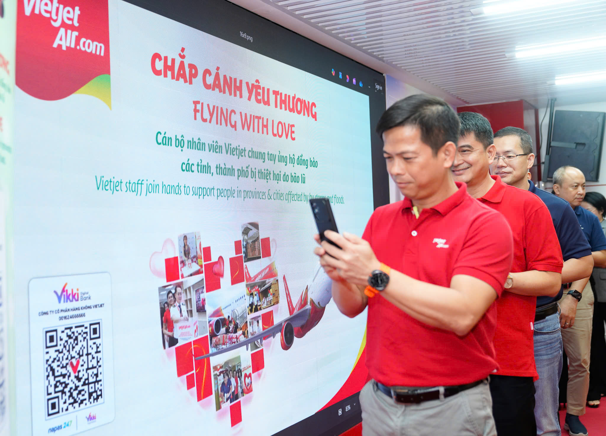 Cán bộ, nhân viên Vietjet chung tay ủng hộ đồng bào bị ảnh hưởng bởi bão lũ.