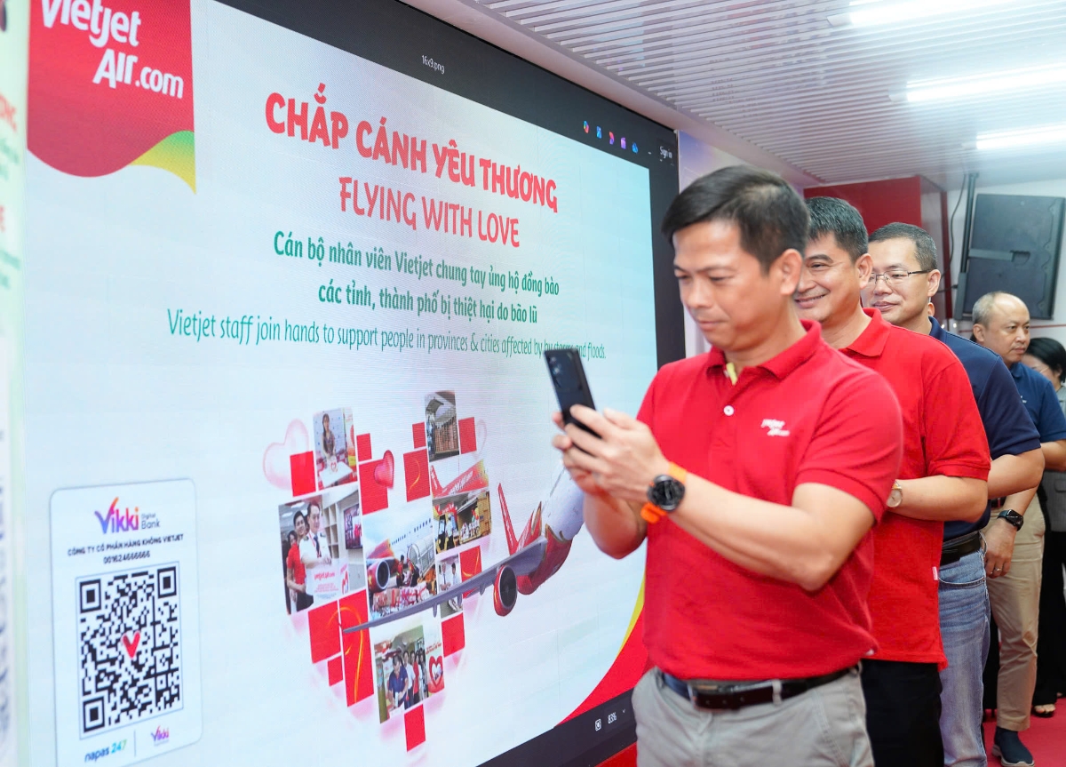 Cán bộ, nhân viên Vietjet chung tay ủng hộ đồng bào bị ảnh hưởng bởi bão lũ.