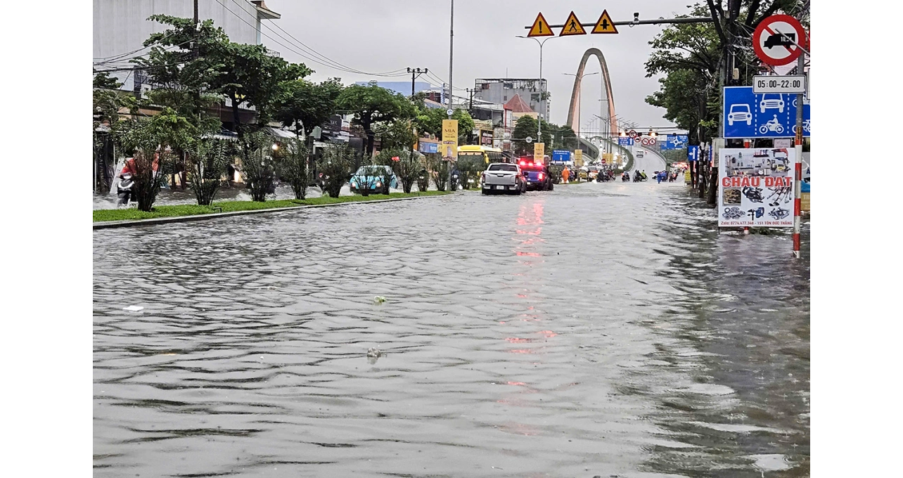 Đường Tôn Đức Thắng (Đà Nẵng) ngập nặng sau cơn mưa lớn. Ảnh: Ngọc Trường