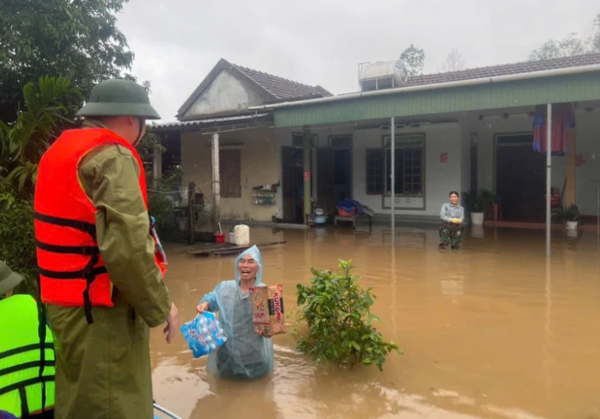Lực lượng chức năng tiếp tế lương thực, nước uống tới các hộ dân khu vực bị ngập lụt