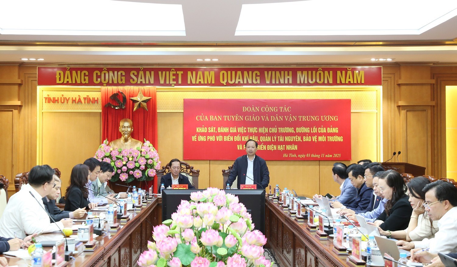 Toàn cảnh buổi làm việc. Ảnh: Phúc Quang