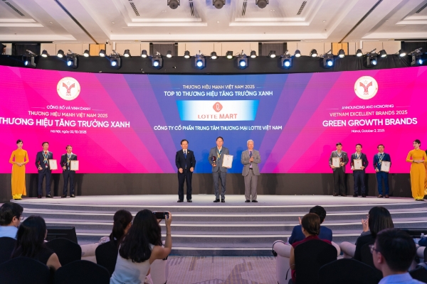 Ông ShinJuBack, Tổng giám đốc LOTTE MART Việt Nam, nhận danh hiệu Top 10 Thương hiệu Mạnh – Tăng trưởng Xanh.