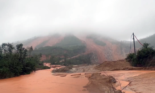 Nước lũ bao vây “rốn lũ” Quảng Trị, Hà Tĩnh xảy ra sạt lở lớn tại Rú Rác