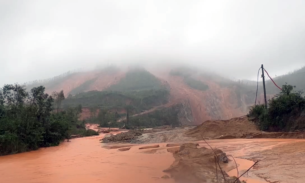 Nước lũ bao vây “rốn lũ” Quảng Trị, Hà Tĩnh xảy ra sạt lở lớn tại Rú Rác