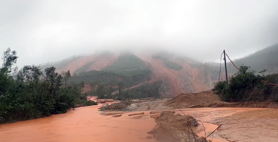 Hiện trường vụ sạt lở núi Rú Rác, xã Cẩm Trung, Hà Tĩnh.