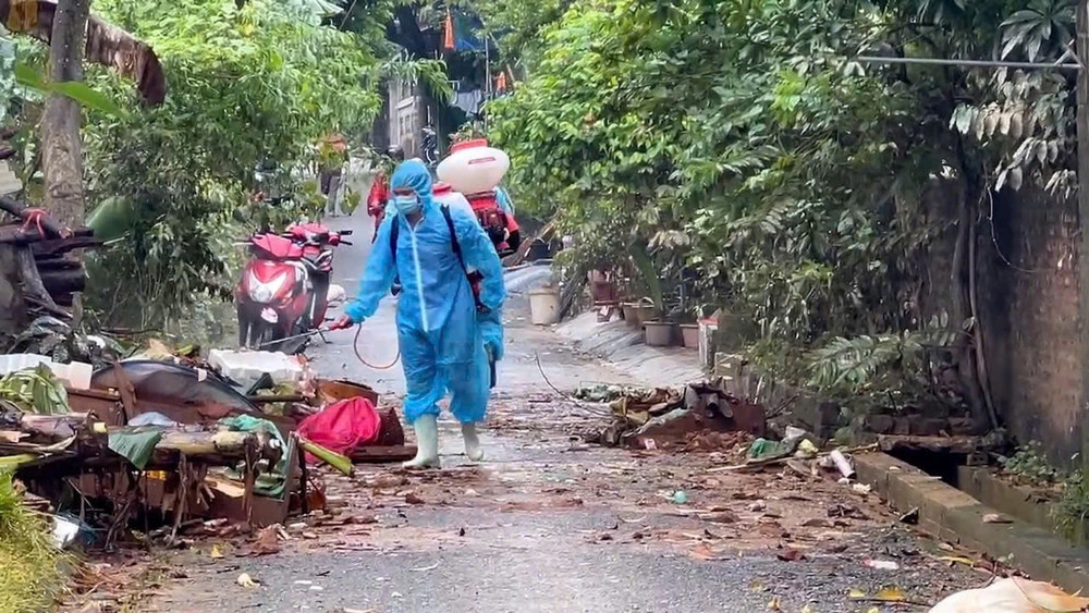 Nhân viên ngành y tế xử lý môi trường sau mưa bão