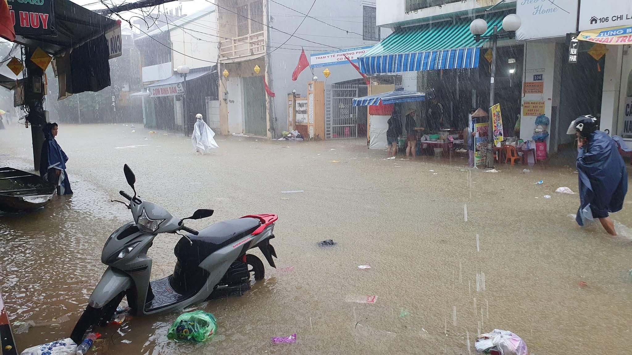 Người dân được khuyến cáo không chủ quan, hạn chế đi lại, tuân thủ hướng dẫn của lực lượng chức năng.
