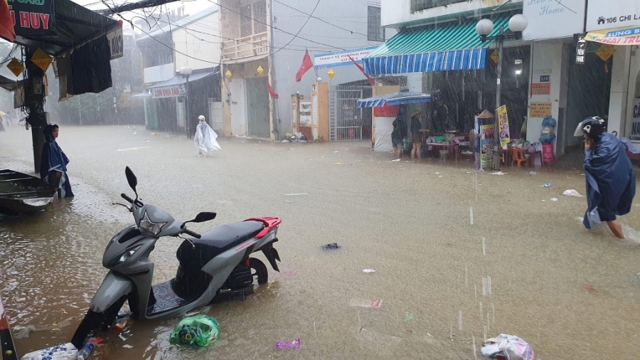 Người dân được khuyến cáo không chủ quan, hạn chế đi lại, tuân thủ hướng dẫn của lực lượng chức năng.