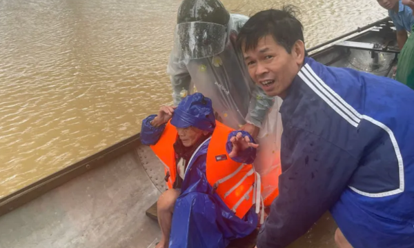 Người dân thành phố Huế vất vả với đợt lũ dồn dập trong hơn 1 tuần qua