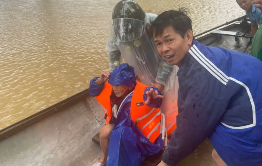 Người dân thành phố Huế vất vả với đợt lũ dồn dập trong hơn 1 tuần qua