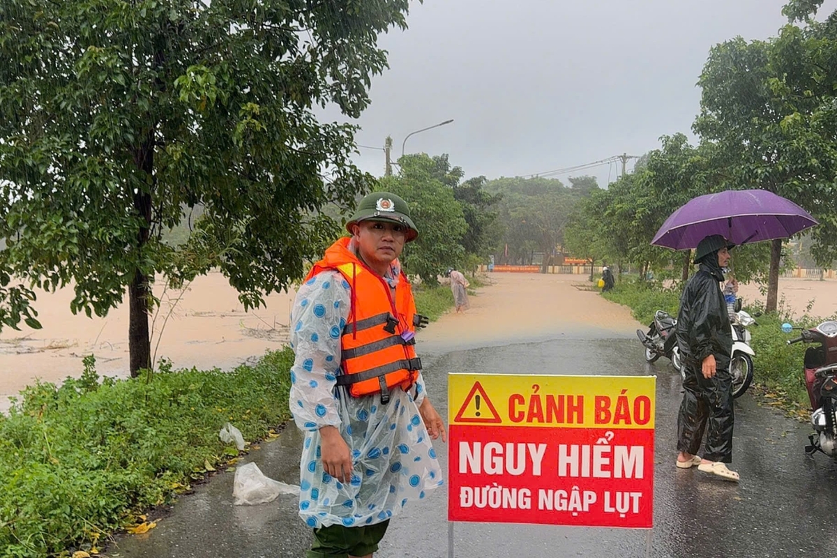 Lực lượng chức năng đặt biển cảnh báo ngăn phương tiện di chuyển qua các khu vực nước ngập sâu nguy hiểm