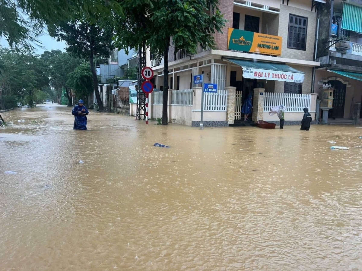 Nhiều tuyến đường trung tâm thành phố Huế biến thành sông sau mưa lớn kéo dài.