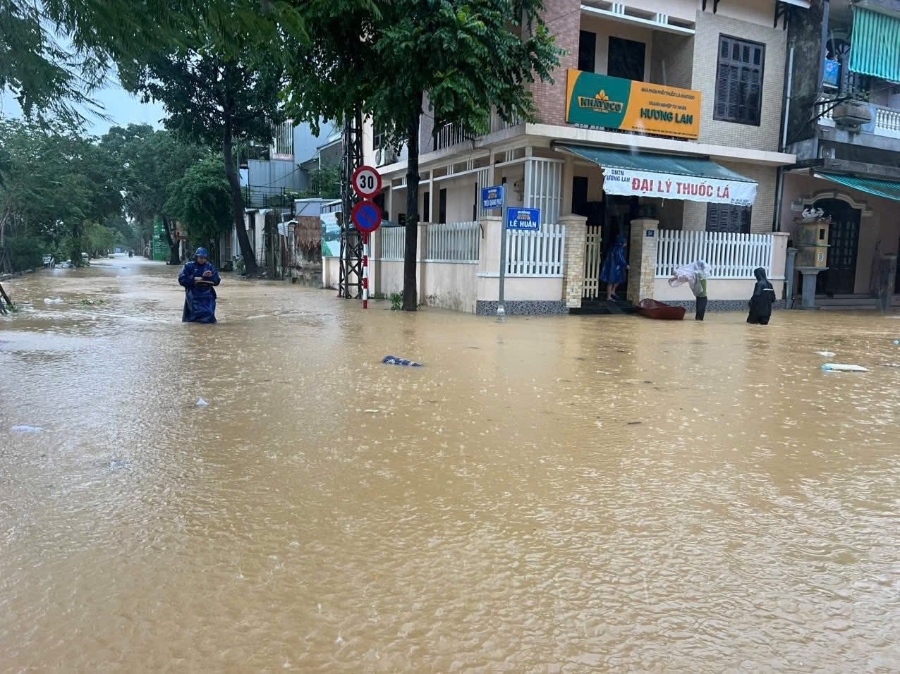 Nhiều tuyến đường trung tâm thành phố Huế biến thành sông sau mưa lớn kéo dài.