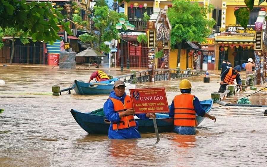 Mưa lũ đặc biệt lớn tại miền Trung, gây thiệt hại rất lớn về người và tài sản, 