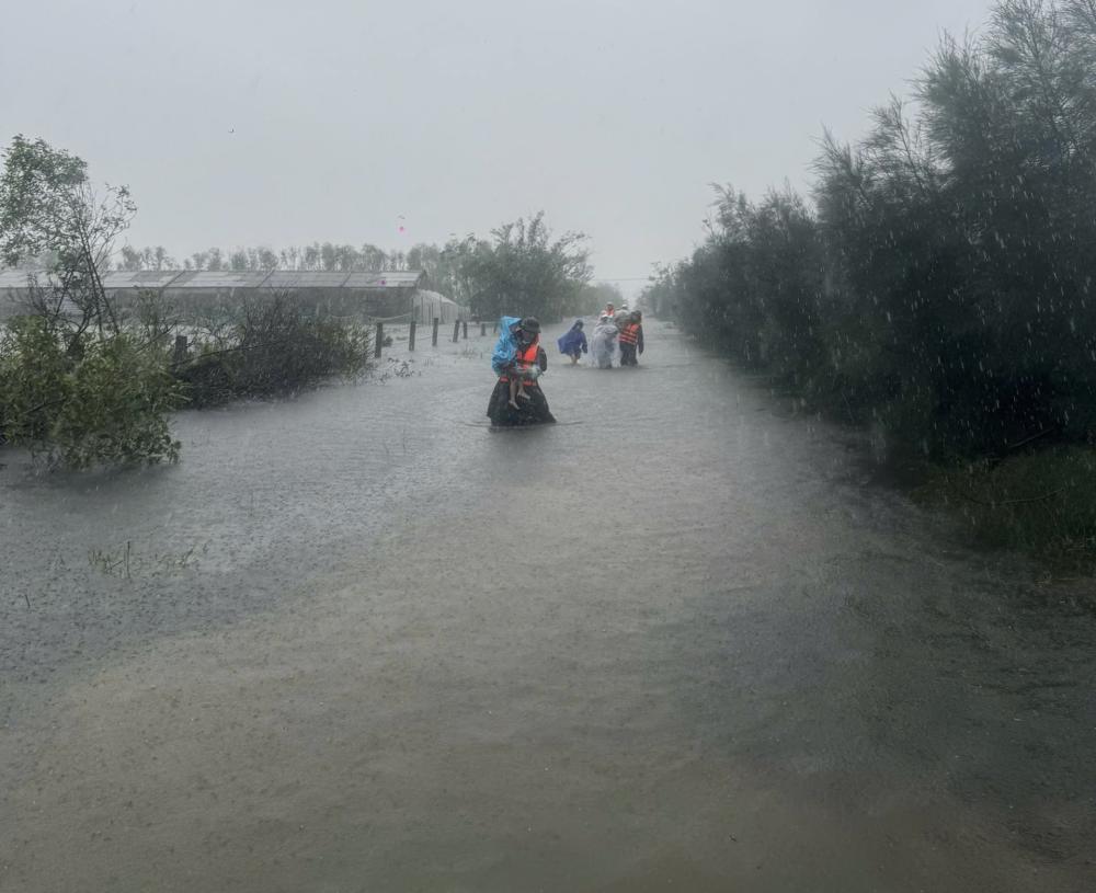 Trước diễn biến phức tạp của mưa lũ, lực lường chức năng tỉnh Hà Tĩnh đang tiếp tục di dời người dân các khu vực nguy hiểm đến nơi tránh trú an toàn
