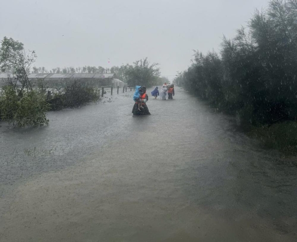 Trước diễn biến phức tạp của mưa lũ, lực lường chức năng tỉnh Hà Tĩnh đang tiếp tục di dời người dân các khu vực nguy hiểm đến nơi tránh trú an toàn