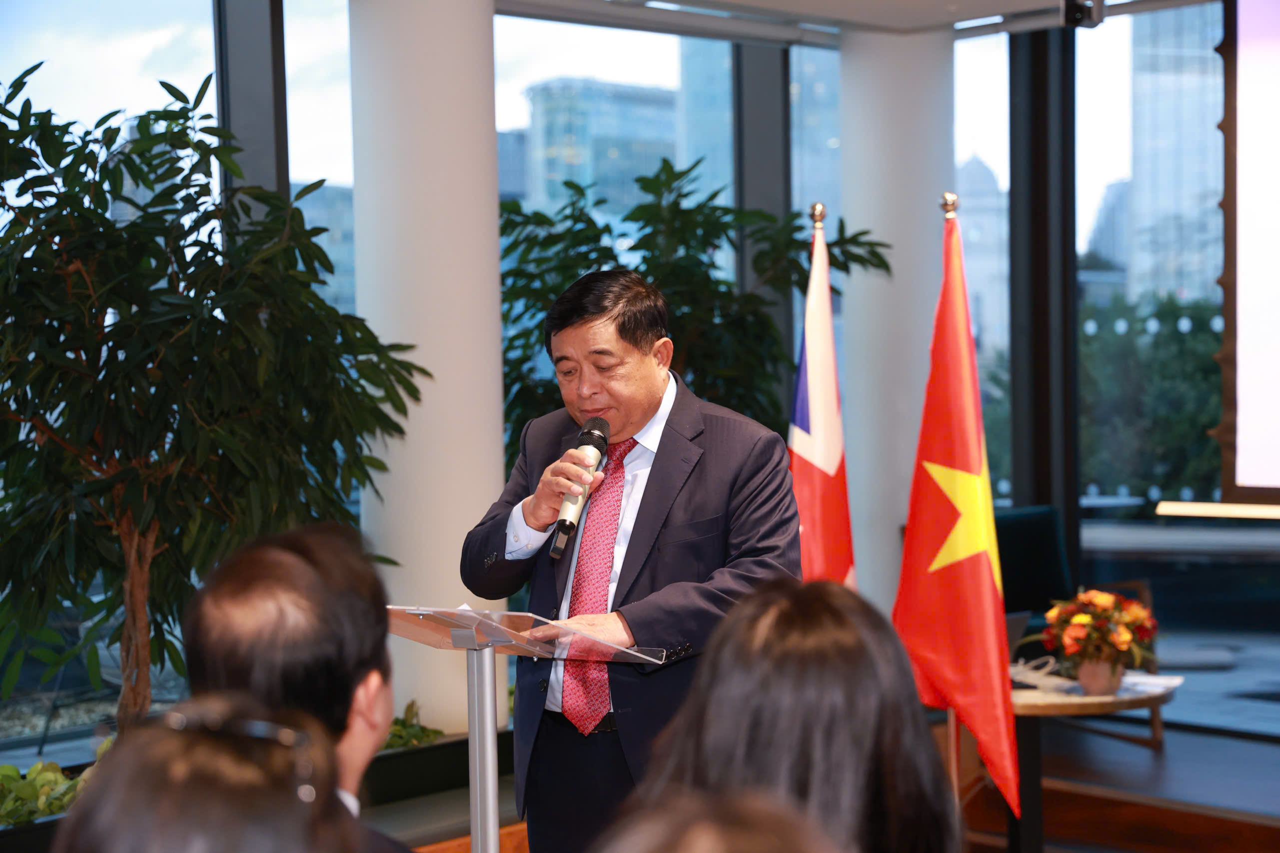 Phó Thủ tướng Nguyễn Chí Dũng đề nghị VIS cùng cộng đồng chuyên gia, trí thức người Việt tiếp tục phát huy vai trò và kết nối chặt chẽ với Mạng lưới Đổi mới sáng tạo và chuyên gia Việt Nam toàn cầu do NIC, Bộ Tài chính triển khai.