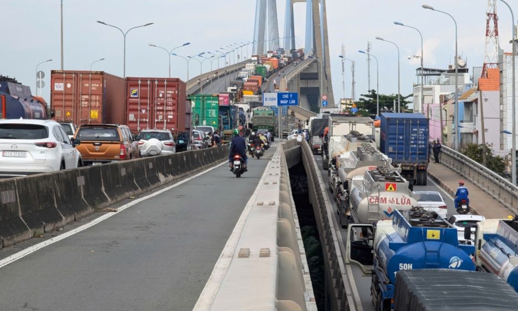 Cầu Phú Mỹ hiện hữu thường xuyên quá tải do lưu lượng xe quá đông, gây mất an toàn giao thông và hay xảy ra tại nạn trên cầu. Ảnh mang tính minh họa