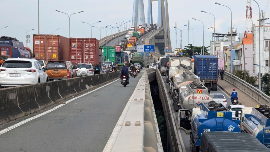 Cầu Phú Mỹ hiện hữu thường xuyên quá tải do lưu lượng xe quá đông, gây mất an toàn giao thông và hay xảy ra tại nạn trên cầu. Ảnh mang tính minh họa