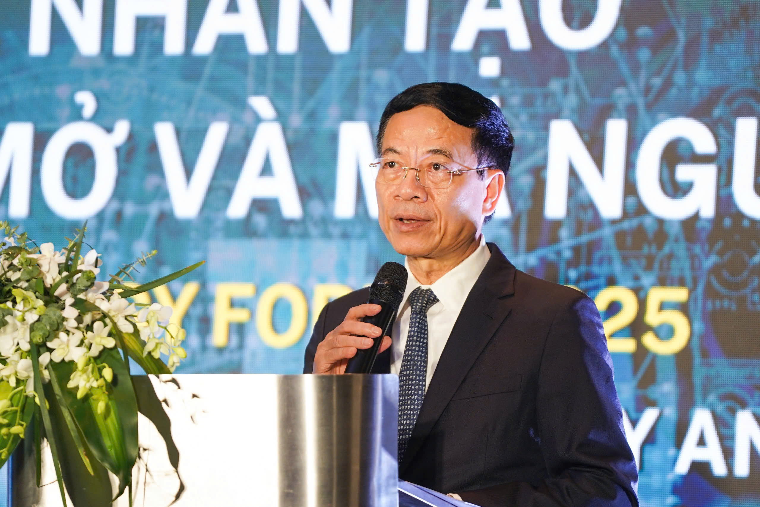 Bộ trưởng Bộ Khoa học và Công nghệ Nguyễn Mạnh Hùng phát biểu tại diễn đàn.