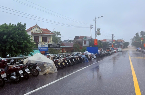 Người dân di chuyển phương tiện, tài sản lên cao