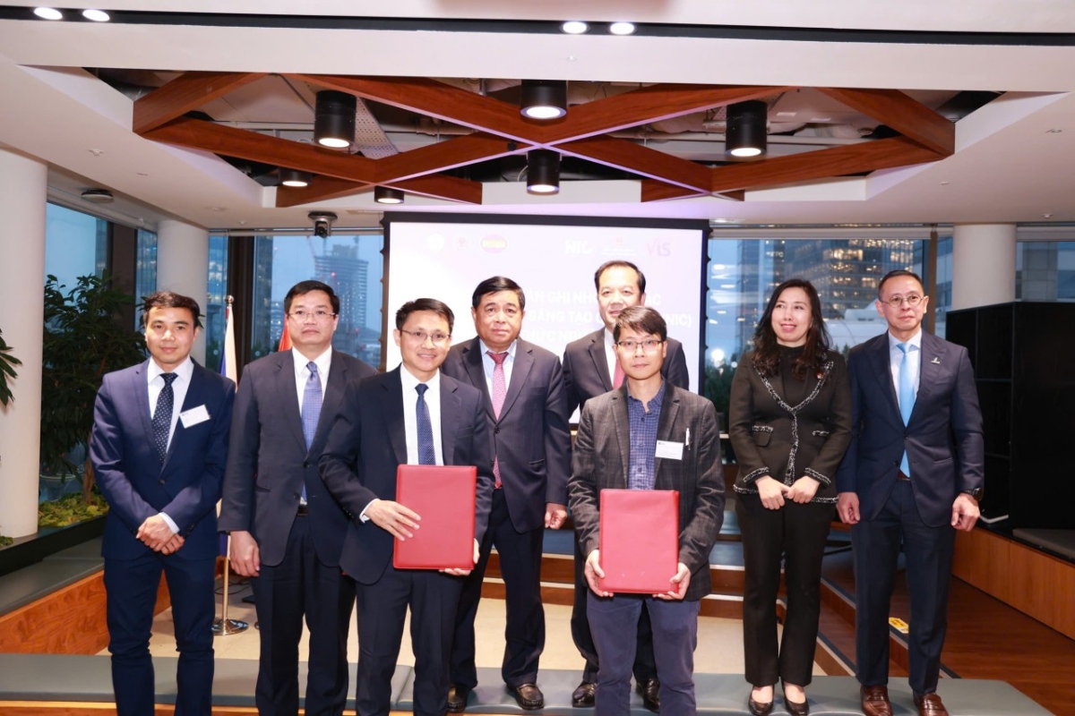 Phó Thủ tướng chứng kiến lễ ký kết Biên bản ghi nhớ hợp tác (MoU) giữa Trung tâm Đổi mới sáng tạo Quốc gia (NIC, Bộ Tài chính) và Hội trí thức người Việt Nam tại Vương quốc Anh và Bắc Ireland (VIS).