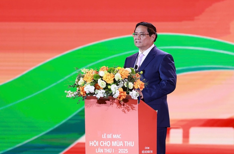 Thủ tướng Phạm Minh Chính dự Lễ bế mạc Hội chợ Mùa Thu lần thứ nhất – 2025 và phát động quyên góp ủng hộ đồng bào vùng thiên tai. Ảnh: VGP