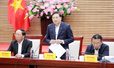 Chủ tịch UBND tỉnh Nghệ An Lê Hồng Vinh chủ trì phiên họp.