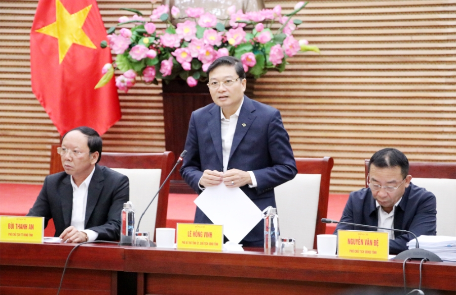 Chủ tịch UBND tỉnh Nghệ An Lê Hồng Vinh chủ trì phiên họp.