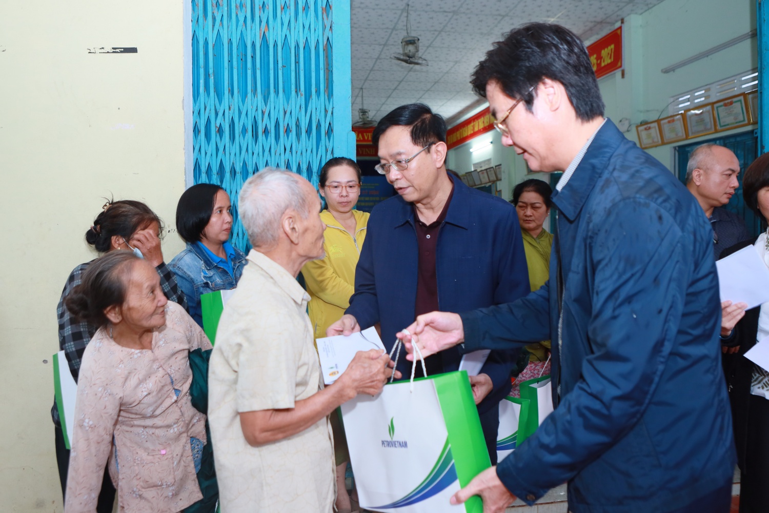 Đoàn hỗ trợ của Petrovietnam thăm hỏi, động viên và trao các phần quà cho đồng bào Đà Nẵng bị ảnh hưởng do mưa lũ.
