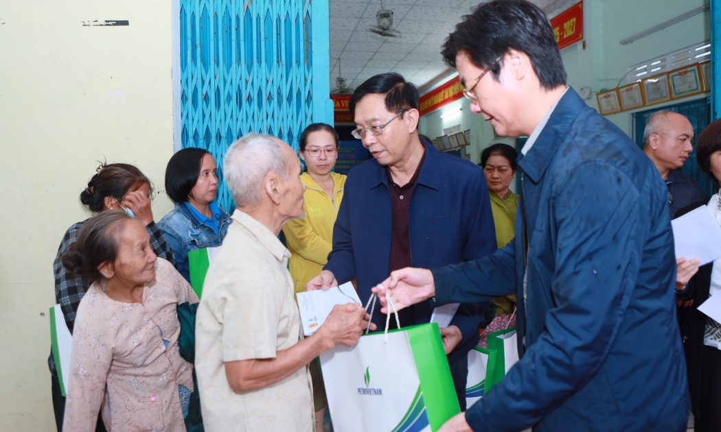 Đoàn hỗ trợ của Petrovietnam thăm hỏi, động viên và trao các phần quà cho đồng bào Đà Nẵng bị ảnh hưởng do mưa lũ.